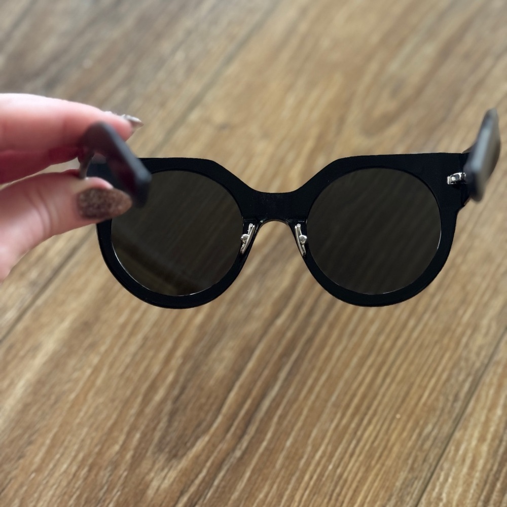 🕶️ Saint Laurent Black Oversized Cat-Eye Sunglasses 🕶️ - Picture 8 of 16